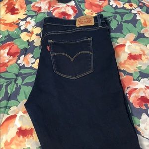 Like New Levi’s 312 Shaping Slim Jeans